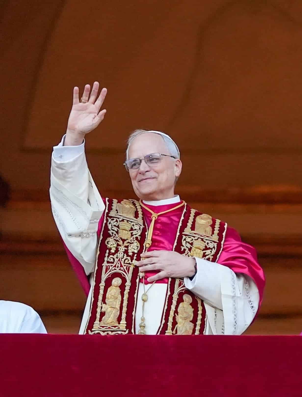 El Papa León XIV, quien antes fuera el cardenal Robert F. Prevost, saluda a la multitud en la Plaza de San Pedro del Vaticano tras su elección como Papa el 8 de mayo de 2025. El nuevo Papa nació en Chicago. (Foto CNS/Lola Gomez)